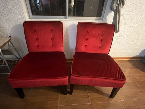 Dos poltronas rojas